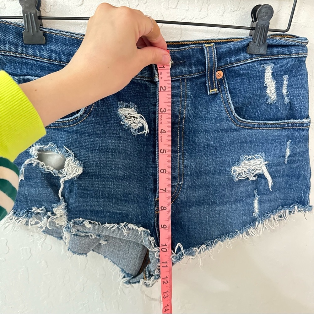 Levi’s Ribcage Short Size 30 Distressed Short Shorts Medium Wash - Picture 8 of 11